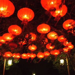 
                    <span> <p>      在北京，元宵节是胜过春节的最热闹的传统节日，最重要的民俗内容是：吃元宵、赏花灯、猜灯谜。首都有五大灯会最引人瞩目：前门上元灯会、世界花卉大观园灯会、龙庆峡冰灯艺术节、红螺寺灯会和三里屯时尚灯会。“科技”与“时尚”可谓最大的看点。</p></span>
                