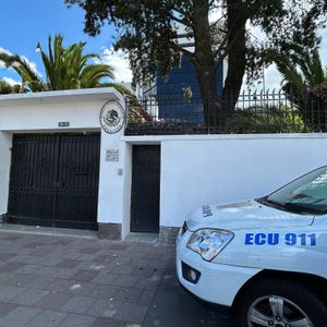 ¿Por qué la policía ecuatoriana ha entrado en la embajada mexicana en Quito? 